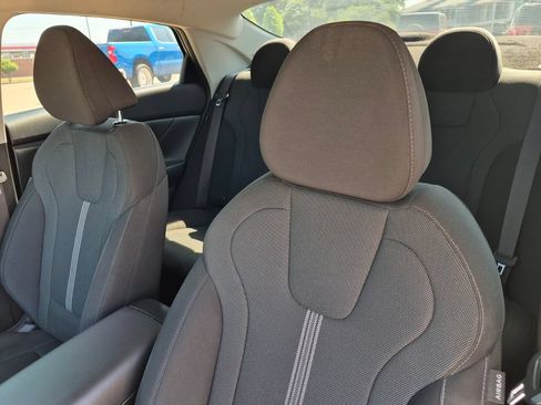 Used 2025 Hyundai Elantra SE FWD image 25
