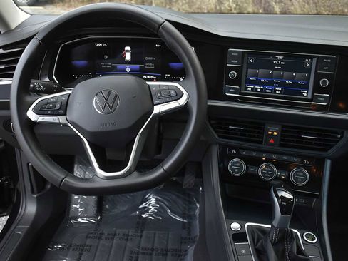 Used 2024 Volkswagen Jetta SE image 12