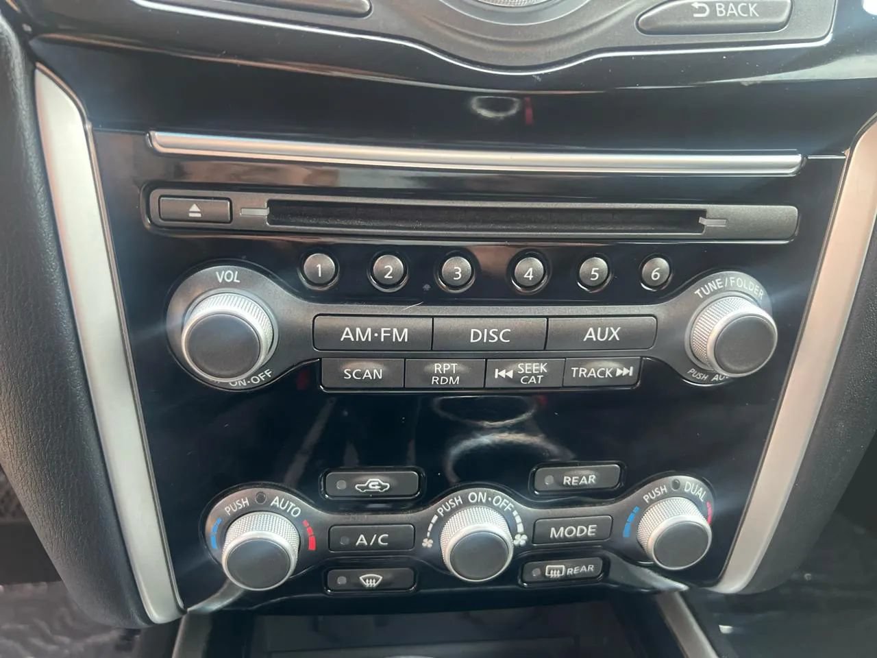 Used 2015 Nissan Pathfinder SV FWD image 13