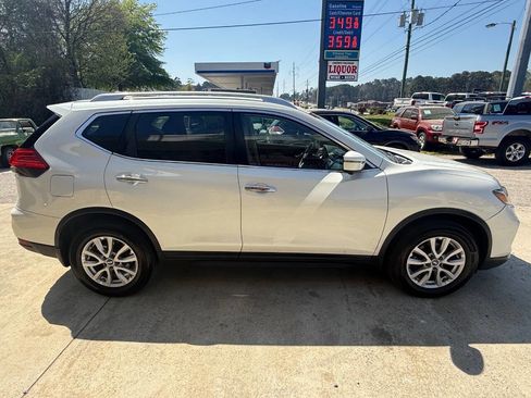 Used 2017 Nissan Rogue SV w/ SV Premium Package image 5