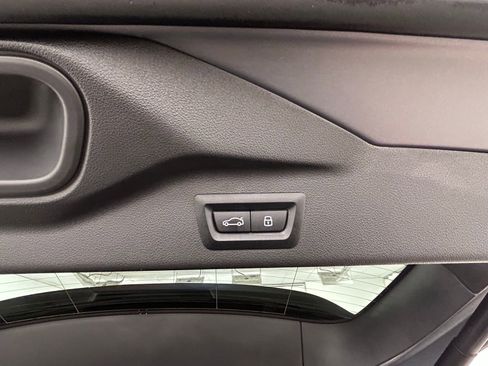 Used 2025 BMW X7 M60i w/ Climate Comfort Package image 42