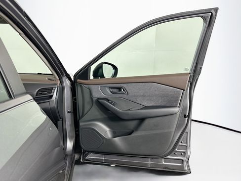 Used 2023 Nissan Rogue S image 31