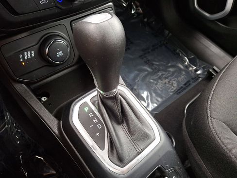 Used 2021 Jeep Renegade Sport image 14