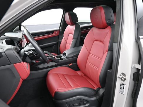 Certified 2025 Porsche Cayenne GTS AWD/4WD image 5