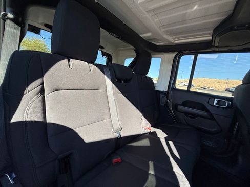 Used 2020 Jeep Wrangler Unlimited Sahara image 17