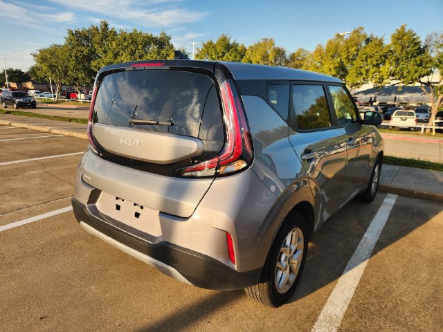 Used 2025 Kia Soul LX w/ LX Technology Package FWD image 6