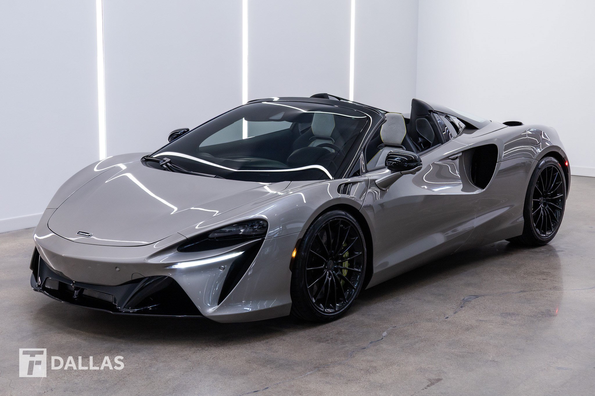 Used 2025 McLaren Artura Spider RWD image 2