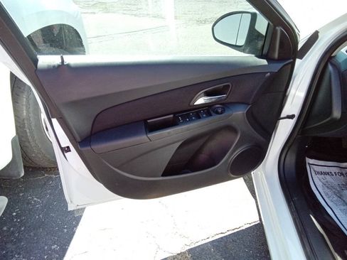 Used 2016 Chevrolet Cruze LT w/ Technology Package FWD image 13