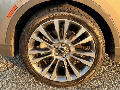 Used 2018 Lincoln MKX Reserve w/ Driver Assistance Package AWD/4WD image 9