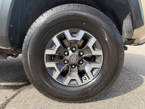 Used 2019 Toyota Tacoma TRD Off-Road w/ Technology Package AWD/4WD image 15