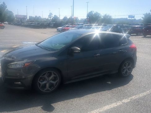Used 2018 Ford Focus ST FWD image 2