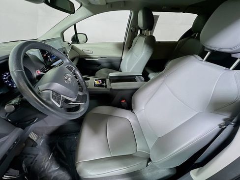 Certified 2024 Toyota Sienna XLE FWD image 18