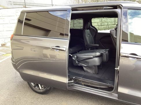 Used 2021 Chrysler Pacifica Touring-L w/ Uconnect Theater Family Group image 15