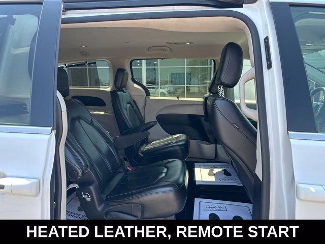 Used 2022 Chrysler Pacifica Touring-L FWD image 2