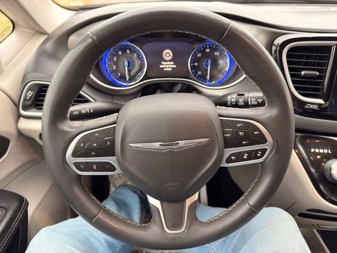 Used 2022 Chrysler Pacifica Touring-L image 27
