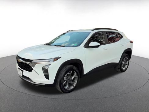 Used 2025 Chevrolet Trax LT image 8