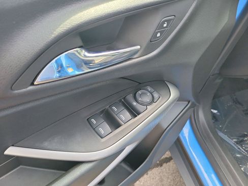 Used 2024 Chevrolet Trax RS w/ Sunroof Package FWD image 22
