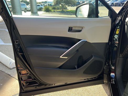 Used 2026 Toyota Corolla Cross L image 10