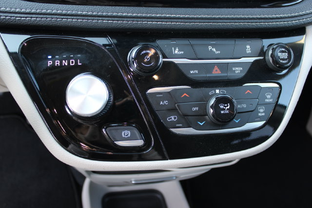 Used 2024 Chrysler Pacifica Limited FWD image 21