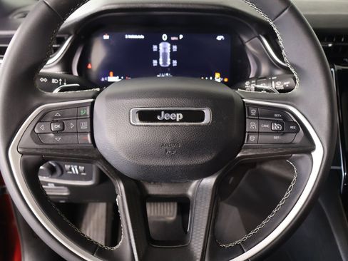 Used 2024 Jeep Grand Cherokee Laredo X image 3