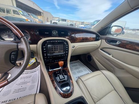 Used 2005 Jaguar XJ8 image 33