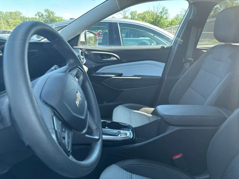 Used 2025 Chevrolet Trax LT FWD image 33