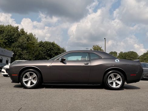 Used 2022 Dodge Challenger SXT RWD image 2