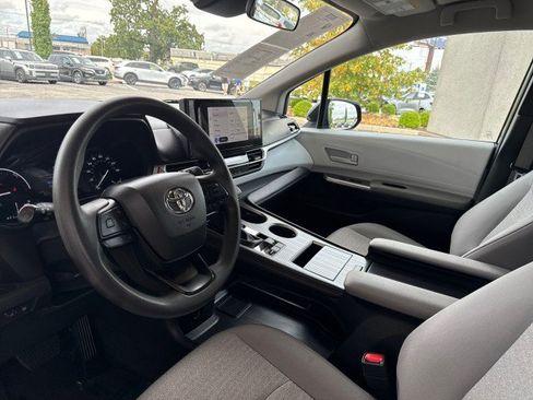 Used 2025 Toyota Sienna LE FWD image 9