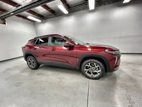 Used 2025 Chevrolet Trax LT FWD image 9