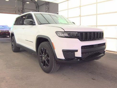 Used 2024 Jeep Grand Cherokee L Laredo image 4