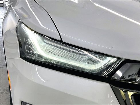 Used 2023 Chevrolet Traverse RS image 32