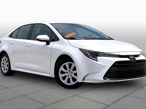 Used 2025 Toyota Corolla LE FWD image 3