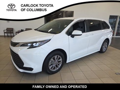 Used 2026 Toyota Sienna LE FWD image 3