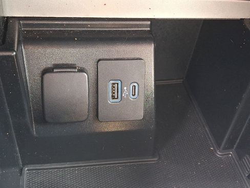 Used 2020 Ford Explorer XLT w/ Equipment Group 202A AWD/4WD image 25