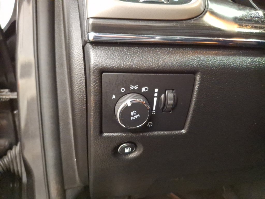 Used 2020 Jeep Grand Cherokee Limited AWD/4WD image 22