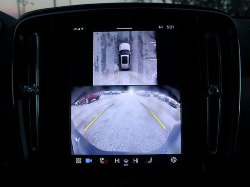 Used 2025 Volvo XC40 B5 Plus image 18