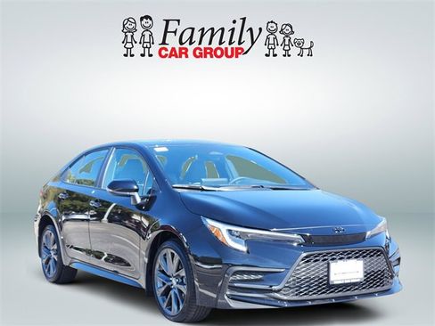 Used 2025 Toyota Corolla SE image 2