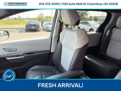 Used 2022 Toyota Sienna XSE FWD image 18
