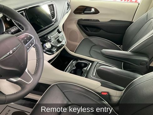Certified 2023 Chrysler Pacifica Limited image 17
