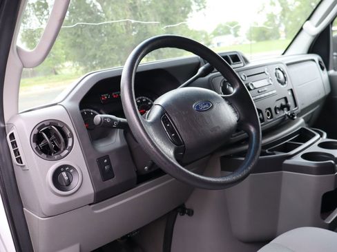Used 2010 Ford E-350 and Econoline 350 XLT RWD image 15