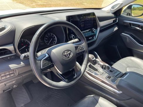 Used 2020 Toyota Highlander Limited FWD image 29