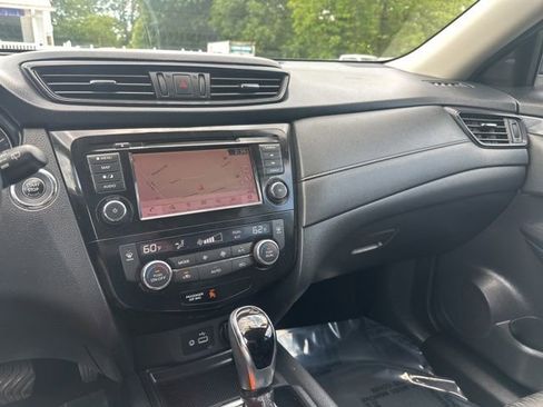 Used 2018 Nissan Rogue SV w/ Premium Package FWD image 17