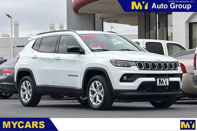 Used 2024 Jeep Compass Latitude AWD/4WD image 1