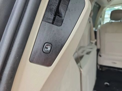 Used 2015 Chrysler Town & Country Touring w/ Driver Convenience Group FWD image 44