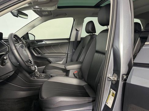 Used 2024 Volkswagen Tiguan SE w/ Panoramic Sunroof Package FWD image 19