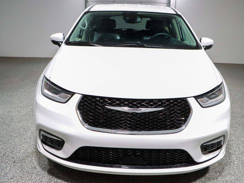 Used 2023 Chrysler Pacifica Touring-L FWD image 4