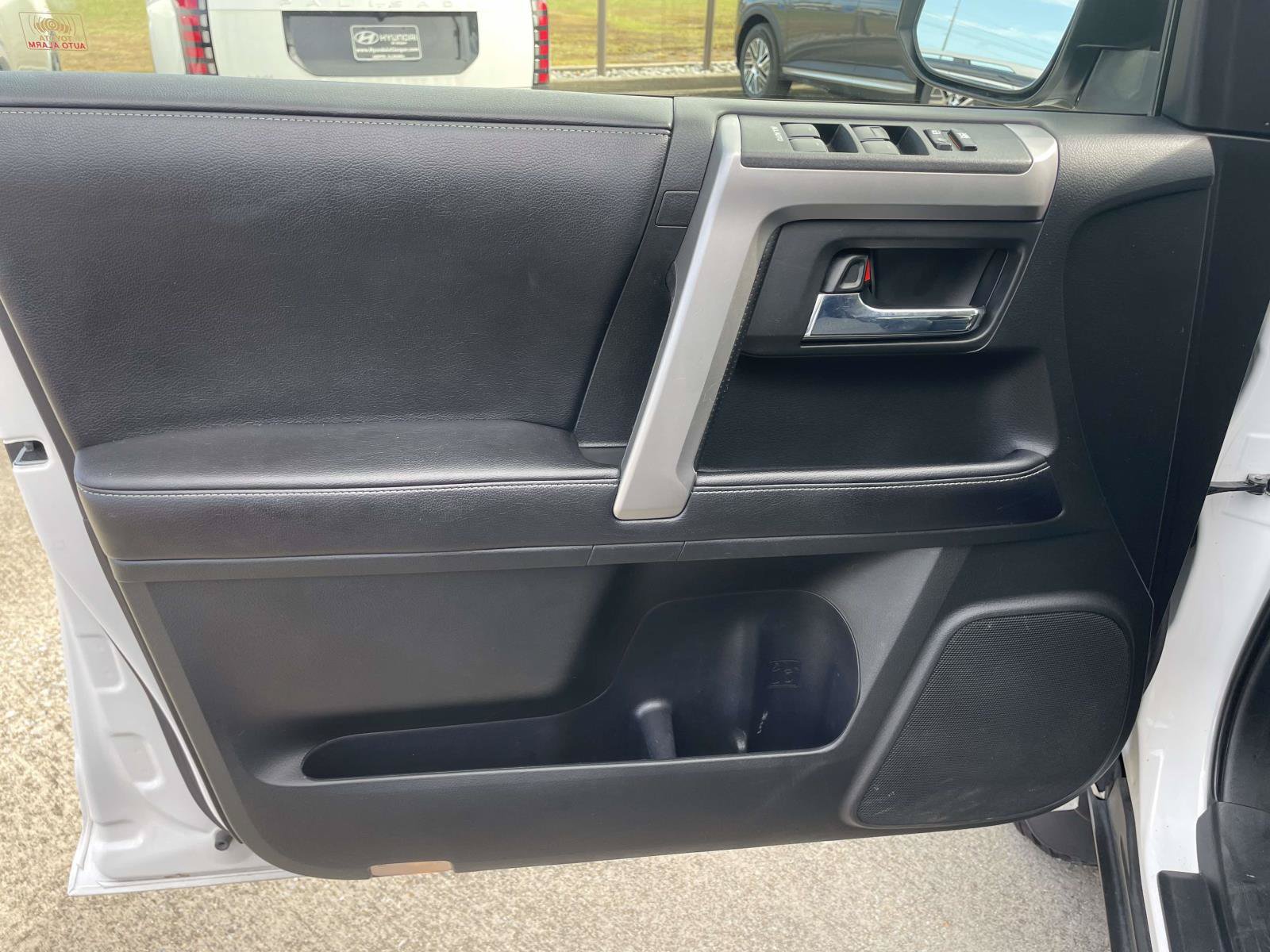 Used 2016 Toyota 4Runner SR5 AWD/4WD image 9