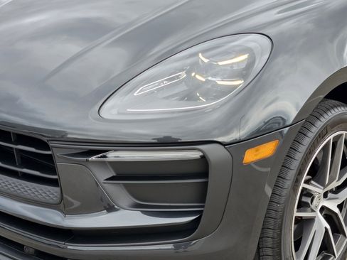 Certified 2025 Porsche Macan image 12