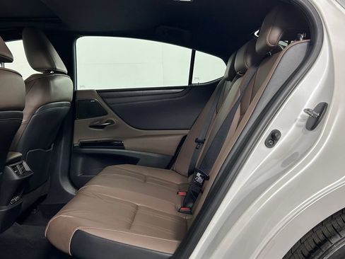 Used 2022 Lexus ES 300h w/ Luxury Package FWD image 16