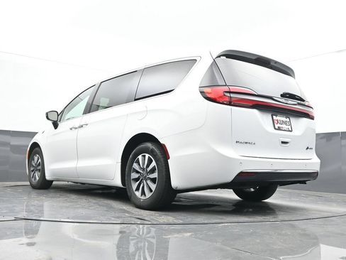 Used 2024 Chrysler Pacifica Limited FWD image 30